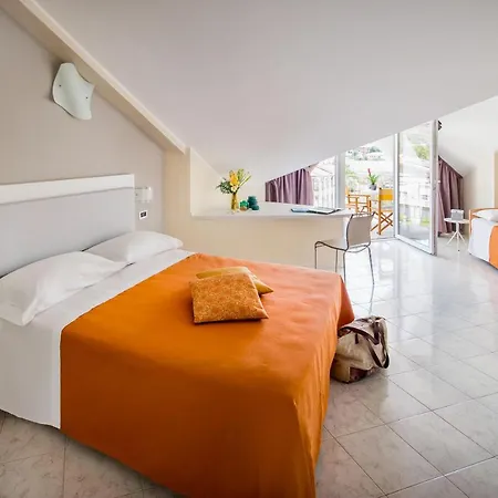 迪亚诺史波堤公寓酒店 3* 迪亚诺马里纳